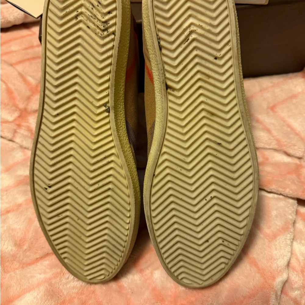 Burberry Sneakers
Brown leather trim Nova check sneakers. - Picture 4 of 4